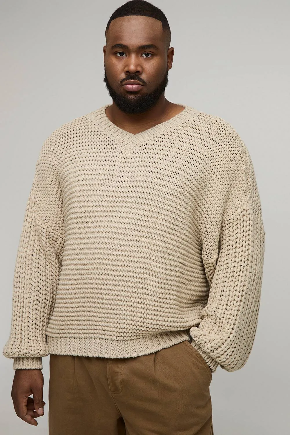 Herren Plus Chunky Knit Oversized V-Ausschnitt Pullover Ecru Größe 2XL - boohooMAN - FashionsVida