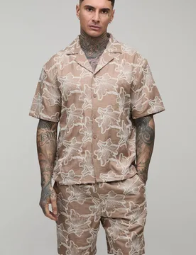 Herren Tall Blumen-besticktes Hemd Mit Reverskragen & Entspannte Shorts Set Taupe Größe Small - boohooMAN - FashionsVida