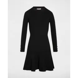 Vestido corto estilo entallado con cuello redondo
