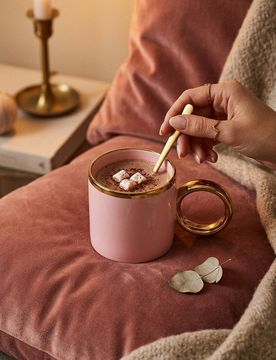 Tazza con manico dorato - rosa pastello