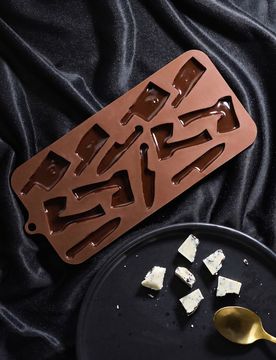 Stampo in silicone per cioccolatini con motivo coltelli e mannaie - marrone scuro