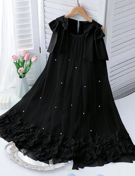 Vestido elegante de niña con volantes y decoración de perlas en malla