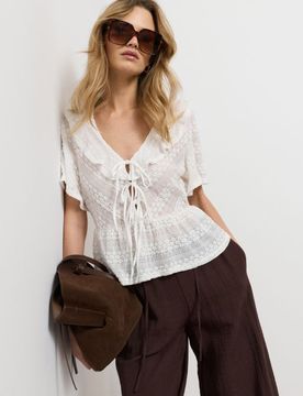 Blusa con laccetti e motivo testurizzato - panna