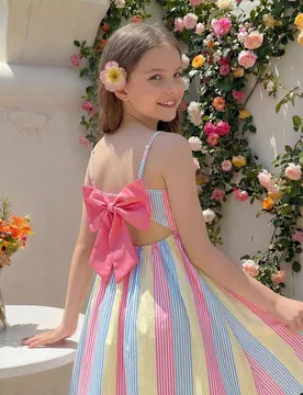 Vestido de tirantes para niñas preadolescentes con rayas verticales en rosa, azul y beige como Body principal, visualmente alegre y suave. La espalda - Shein - FashionsVida