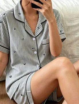 Piezas Conjunto de pijama de top de manga corta con cuello de botones y shorts para mujer, ropa de casa básica con estampado de rayas y corazones, de - Shein - FashionsVida