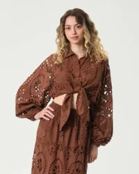 Camicia marrone cropped in pizzo sangallo con nodo di chiusura