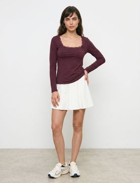 Blusa a maniche lunghe con pizzo sul décolleté - bordeaux