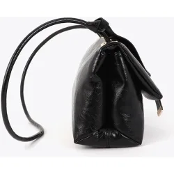 Bandolera de mujer con solapa y detalle de lazo decorativo