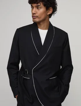 Herren Blazer Mit Satinbesatz, Wickelschnalle Und Lockerer Passform Black Größe 38 - boohooMAN - FashionsVida