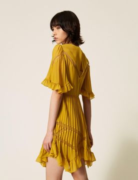 Robe courte en mousseline plissée avec tulle