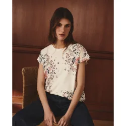 Camiseta de mujer con cuello caja y estampado posicional