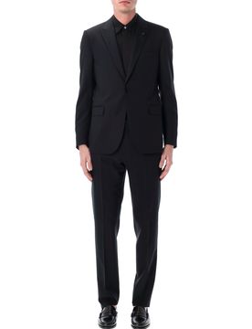 Traje Con Prendedor En la Solapa