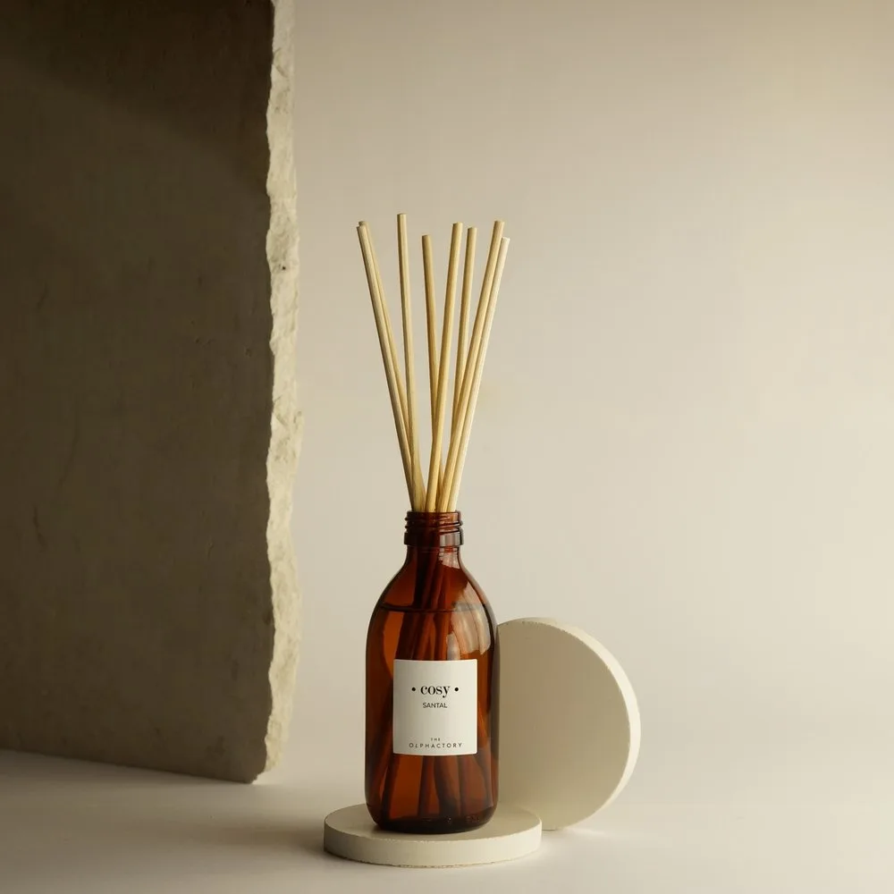 Difusor de varillas Cosy Santal Amber - THE OLPHACTORY - FashionsVida