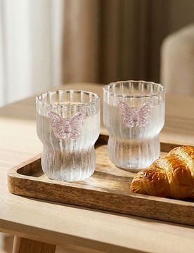 Bicchieri rigati con applicazione a forma di farfalla, confezione da 2 - rosa pastello