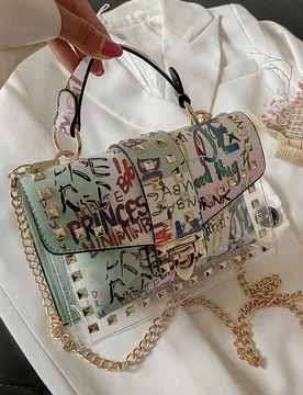Bolso de mano con decoración de remaches de grafiti de moda, solapa de PVC transparente, cadena, bolso bandolera cuadrado pequeño - Shein - FashionsVida
