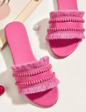 Sandalias planas para mujer con decoración de bolas de peluche y borlas en color rojo rosa, estilo bohemio de vacaciones, longitud y cantidad aleator - Shein - FashionsVida