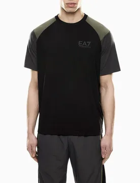 T-shirt mezza manica nera con stampa logo e dettagli color block sulle spalle - EA7 - FashionsVida