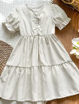 Vestido de verano para niñas con rayas blancas y decoración de mariposa, mangas de pétalos, adecuado para salidas diarias, viajes casuales, reunion - Shein - FashionsVida