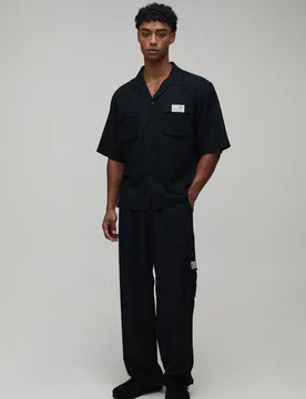 Herren Leinen Übergroßes Kurzarm Cargo Hemd & Weite Hosen Set Black Größe XS - boohooMAN - FashionsVida