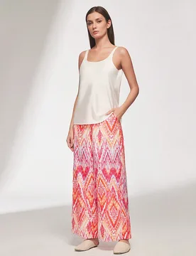 Conjunto de pijama de verano de satén sedoso con top básico rosa y pantalones estampados, pantalones holgados con bolsillos que se pueden usar como - Shein - FashionsVida