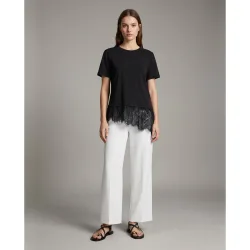 Camiseta estilo oversize de mujer con bajo de encaje
