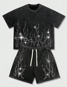 Conjunto de camiseta casual de manga corta con cuello redondo y estampado de llamas con rhinestone y shorts con cordón en la cintura para hombre - Shein - FashionsVida