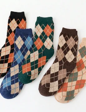 Pares de calcetines de barco casuales de estilo universitario retro, de poliéster transpirable con patrón de rombos elástico para mujeres - Shein - FashionsVida