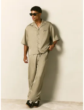 Conjunto de dos piezas informal de verano con camisa holgada de manga corta con cuello Revere a rayas y pantalón de pierna ancha - Shein - FashionsVida