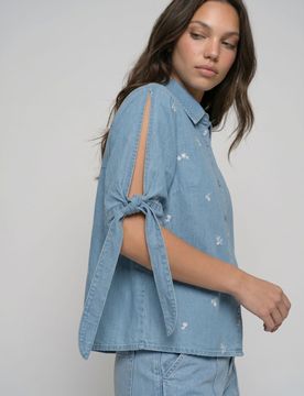 Camicia in lyocell effetto denim chiaro con maniche annodate - blu