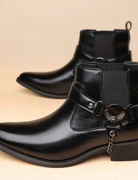 Par de botas altas de hombre con punta puntiaguda, sin cordones y tacón bajo, con decoración de hebilla y cadena, parte superior de PU, suela de gom - Shein - FashionsVida
