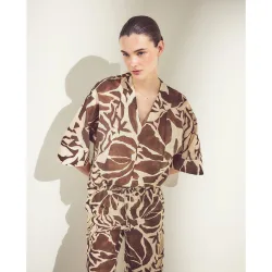 Blusa de mujer con manga larga y estampado floral