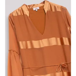 Vestido corto con escote en pico y mangas amplias