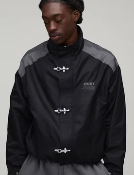 Herren Übergroße Kastenförmige Jacke Mit Metallverschluss Und Stehkragen Aus Nylon Black Größe Medium - boohooMAN - FashionsVida