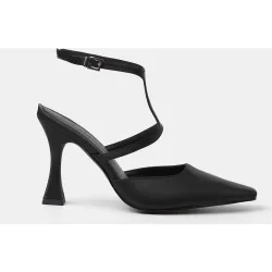 Zapatos de salón cerrados con pulsera al tobillo y detalle de tira frontal