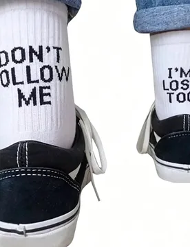 No me sigas Calcetines de media pantorrilla con eslogan divertido, calcetines de unicolor negro y blanco casuales y unisex, estilo streetwear - Shein - FashionsVida