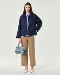 Giacca camicia blu in tessuto tecnico con bottoni automatici e maniche raglan