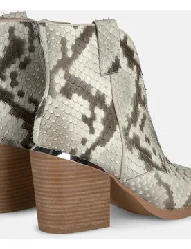 Botines cowboy de mujer en piel efecto cobra con corte escotado delantero - Alma en Pena - FashionsVida