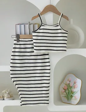 Set de 2 vestidos de punto de tirantes finos a rayas para niñas, de tela de punto calada a rayas blancas y negras, con silueta ajustada y diseño de - Shein - FashionsVida