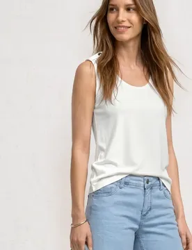 Top mit Rounded V-Neck und Knopfdetail female Weiß