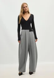 Stoffhose mit Bundfalten und Gürtel Grau 36