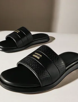 Sandalias deslizantes casuales y cómodas para hombres con decoración de metal de una sola banda - Shein - FashionsVida