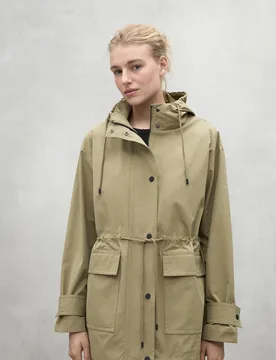 Parka de mujer con capucha y ajuste de cordón en cintura - Ecoalf - FashionsVida