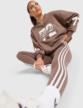 Varsity V Neck Sweatshirt - Damen, Braun - female - Size: S - adidas Originals - FashionsVida