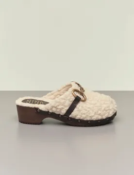 Zoccoli con tomaia e interno in montone bianco con morsetto applicato - Nina - FashionsVida