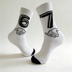 Pares de calcetines unisex de media caña con diseño novedoso, detalles de estampado de número "6/7" & gesto de mano, calcetines atrevidos para homb