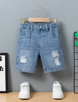 Pantalones cortos vaqueros de niño para el verano: Pantalones cortos vaqueros estilosos y casuales, color azul claro, acabado vintage desgastado y ra - Shein - FashionsVida