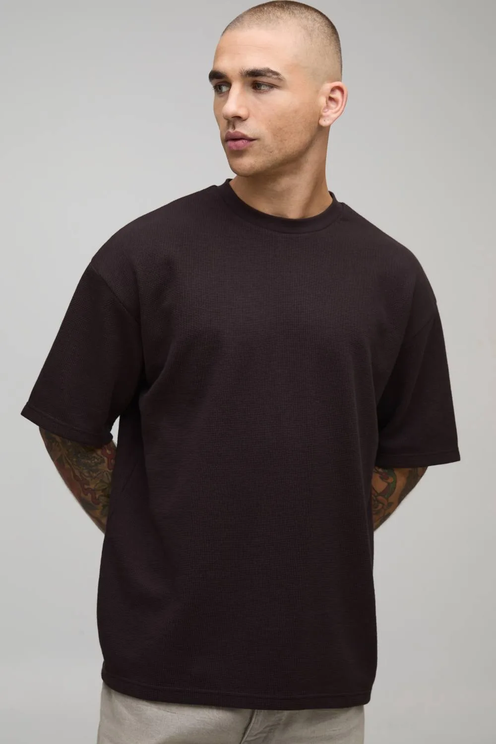 Herren Oversized Waffel T-Shirt Chocolate Größe Medium - boohooMAN - FashionsVida