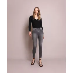 Vaquero pitillo de mujer slim con tachuelas