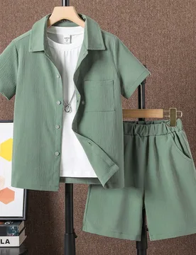 Chicos Camisa unicolor con parche de bolsillo con botón & Shorts sin camiseta - Shein - FashionsVida