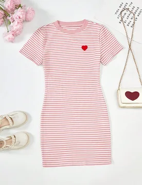 Vestido midi casual de punto a rayas con bordado de corazón, cuello redondo, manga corta y ajuste ceñido para niñas preadolescentes - Shein - FashionsVida